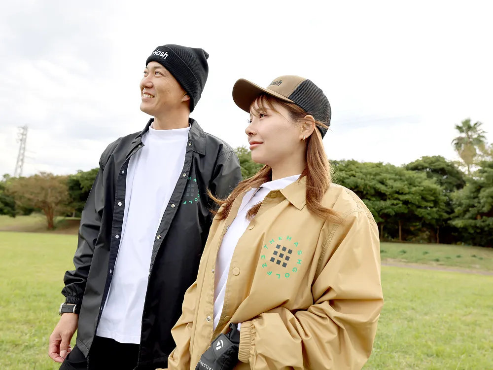 背伸びはしない。けれど、どこか垢抜けて見える。そんな“ちょうどいいカッコよさ”を、あなたの日常ラウンドにそっと置いていく。